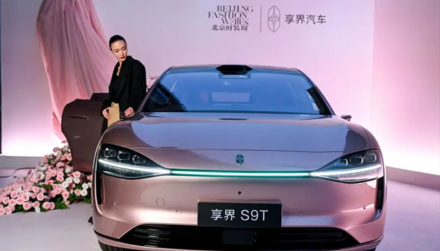 享界S9T星玫粉、享界S9月绒白亮相北京时装周，将于3月23日焕新发布